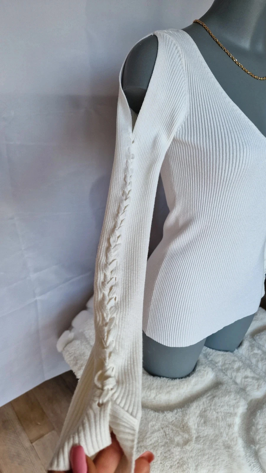 Suéter Guess blanco crema con hombros descubiertos mangas trenzadas T40 – photo 9